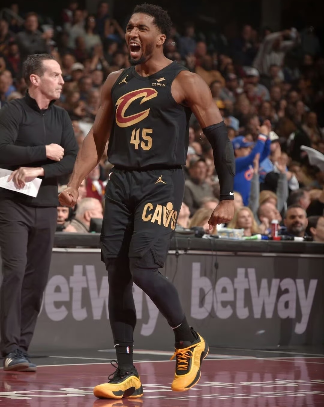 公牛鏖战骑士，米切尔刷新纪录