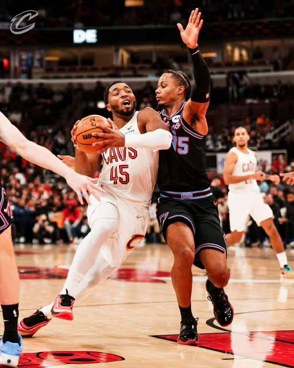 公牛鏖战骑士，米切尔刷新纪录